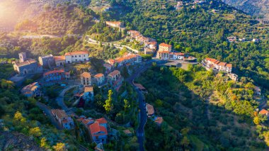 İtalya, Sicilya 'daki Savoca köyünün hava manzarası. Sicilya köyü Savoca (Baba filmlerinden bilinir). Savoca 'da bir tepede evler, İtalya' da Sicilya 'da küçük bir kasaba..