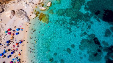 Yukarıdan Cala Mariolu manzarası. Cala Mariolu ünlü plajı. İtalya Sardinia Nuoro ili Orosei Körfezi Ulusal Parkı ve Gennargentu Cala Mariolu Dünya Mirası olarak listelenmiştir. Sardunya, İtalya.