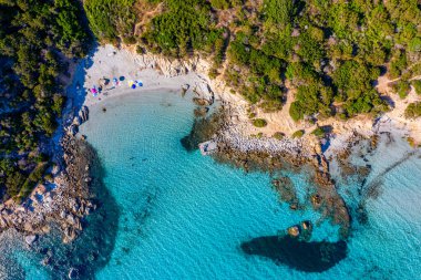 İtalya 'da Villasimius, Sardegna (Sardegna) adasındaki kumlu sahil ve deniz manzarası. Tatiller, Sardunya 'nın en iyi plajları. Porto Giunco Plajı, Villasimius, Sardunya.