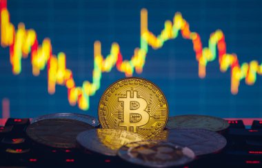 Bitcoin, litekoin ve dalgalı madeni paralar. Grafik tablosunda para birimi. Bitcoin en önemli kripto para birimi konseptidir. Ortasında altın bir bitcoin olan kripto para yığını.