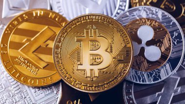 Bitcoin, litekoin ve dalgalı madeni paralar. Grafik tablosunda para birimi. Bitcoin en önemli kripto para birimi konseptidir. Ortasında altın bir bitcoin olan kripto para yığını.