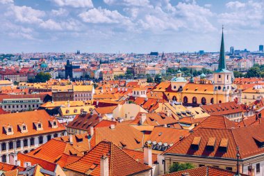 Çek Cumhuriyeti 'nin Prag şehrinin en tepedeki manzaralı kırmızı çatıları. Prag şehrinin terracotta çatı kiremitli havadan görünüşü, Prag, Çek. Prag 'da terasotta çatıları olan eski kasaba mimarisi.