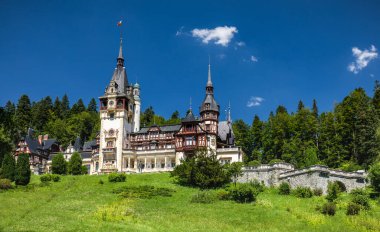 Peles Kalesi, Sinaia, Romanya. Tarihsel ve sanatsal değeri göz önüne alındığında, Peles kalesi Avrupa 'nın en önemli ve güzel eserlerinden biridir..