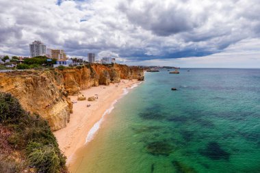 Praia dos Tres Castelos, Güney Portekiz, Portimao, Algarve bölgesinde. Atlantik Okyanusu 'nun manzarası, Tres Castelos sahilinde kıyılar ve kayalar (Praia dos Tres Castelos), Algarve, Portimao, Portekiz.