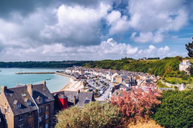 Batı Fransa 'nın Britanya bölgesinde Baie du Mont Saint Michel' de Atlantik Okyanusu kıyısında yer alan Cancale 'nin panoramik manzarası