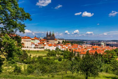 Prag Kalesi ve Küçük Şehir Panoraması. Petrin Hill 'den görüntü. Prag, Çek Cumhuriyeti. Prag Tepesi 'nden Prag Kalesi, Vltava Nehri ve tarihi mimarisi ile Prag Panoraması' na bahar. Çek Cumhuriyeti.