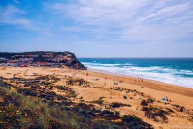 Portekiz 'in batı kıyısındaki Monte Clerigo plajı, Algarve. Praia Monte Clerigo 'ya giden merdivenler Aljezur yakınlarında, Costa Vicentina, Portekiz, Avrupa.