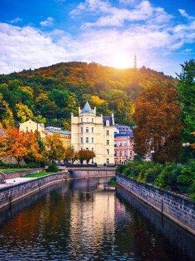 Madensel kaynaklarıyla dünyaca ünlü Karlovy Vary (Karlsbad) kasabası 14. yüzyılın ortalarında Charles tarafından kuruldu..
