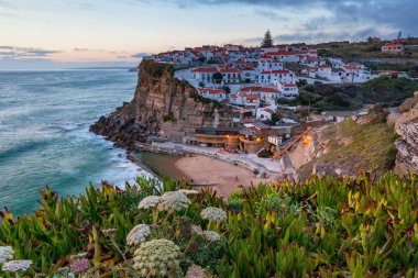 Azenhas do Mar, Portekiz 'in Sintra eyaletinde yer alan bir şehirdir. Lisboa 'ya yakın. Azenhas, Mar beyaz köyü, uçurum ve okyanus, Sintra, Portekiz. Azenhas Do Mar, Sintra, Portekiz.