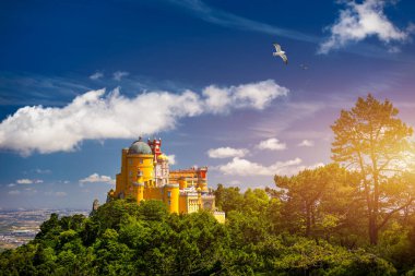 Ünlü tarihi Pena Sarayı. Portekiz 'de gün batımına karşı Sintra kültür sahasının bir parçası. Pena Sarayı Panoramik Manzarası, Sintra, Portekiz. Günbatımında Pena Ulusal Sarayı, Sintra, Portekiz. 