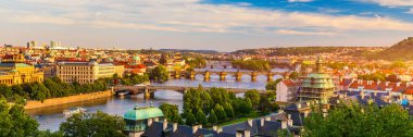 Çek Cumhuriyeti Prag 'daki Vltava nehri üzerindeki Eski Şehir İskelesi mimarisi ve Charles Köprüsü manzaralı. Prag ikonu Charles Bridge (Karluv Most) ve Eski Şehir Köprüsü Kulesi, Çek Cumhuriyeti.