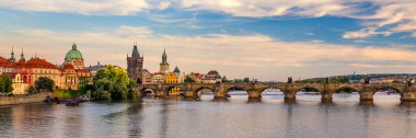 Vltava nehri manzarası ve Prag tarihi merkezi, Çek Cumhuriyeti 'nin Prag kentinin binaları ve simgeleri. Charles Köprüsü (Karluv Most) ve Küçük Kasaba Kulesi, Prag, Çek Cumhuriyeti