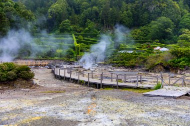 Sardunya kıyılarına yakın küçük bir ada olan Isola dell Ogliastra manzarası. Isola dellOgliastra, 47 metre yüksekliğinde, Punta Pedra Longa 'nın 3 mil güneyinde ve İtalya' nın Sardunya, Lotzorai sahilinin önünde bulunuyor.
