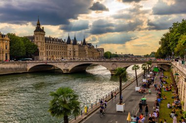 Paris Yüksek Mahkemesi Cour, Seine nehri üzerinde. Federal Hükümet Yüksek Mahkemesi 'nin (Cour de Cassation) güzel yüzü. Conciergerie Kalesi eski bir kraliyet sarayı ve Paris, Fransa 'da bir hapishane.. 