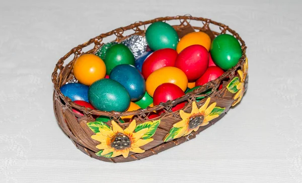Zamknij Kolorowe Pisanki Koszyku Wesołych Świąt Wielkanocnych Chrześcijańskich — Zdjęcie stockowe