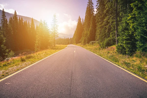 Leere Asphaltstraße Mit Bewölktem Himmel Und Sonnenlicht Bergen Und Wäldern — Stockfoto