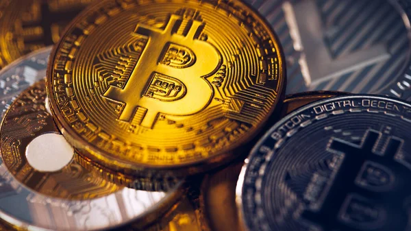 Şifreli para koleksiyonu, bitcoin, ethereum, litekoin, dalgalanma. Dijital para birimi. Kripto para birimi. Bitcoin, dalgalanma, litekoin ve ethereum sembollü gümüş ve altın sikkeler.