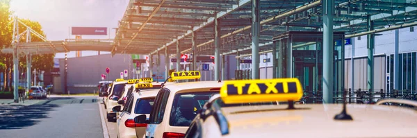 Taxis Esperando Los Pasajeros Señal Amarilla Taxi Los Coches Taxis — Foto de Stock