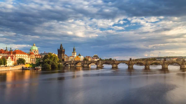 Praga Vista Aérea Panorâmica Pôr Sol Primavera Arquitetura Cais Cidade — Fotografia de Stock