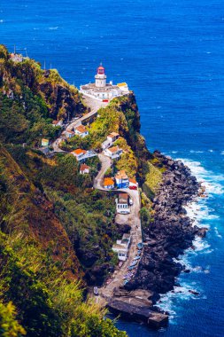 Ponta do Arnel, Nordeste, Sao Miguel Adası, Azores, Portekiz 'deki deniz fenerine kadar dramatik bir manzara. Sao Miguel Adası, Azores, Portekiz 'de Nordeste yakınlarındaki Deniz feneri Arnel' i. 