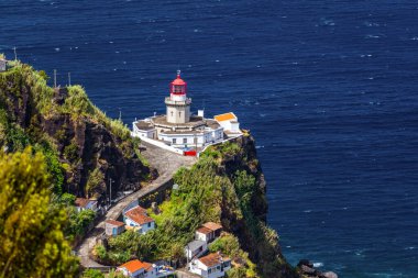 Ponta do Arnel, Nordeste, Sao Miguel Adası, Azores, Portekiz 'deki deniz fenerine kadar dramatik bir manzara. Sao Miguel Adası, Azores, Portekiz 'de Nordeste yakınlarındaki Deniz feneri Arnel' i. 