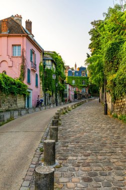 Paris 'in Montmartre bölgesinde. Paris 'in Montmartre bölgesinde dar yoldaki evler. Paris, Fransa 'da Montmartre' de rahat bir cadde manzarası var. Paris 'in mimarisi ve simgeleri. Paris 'in kartpostalı.