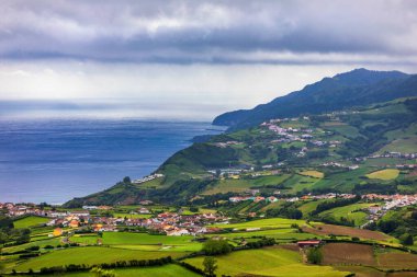 Sao Miguel, Azores Adaları 'nda Povoacao' nun panoramik hava manzarası. Povoacao, Portekiz 'in Azores adasının Sao Miguel adasının güneydoğu köşesinde bulunan bir belediyedir..