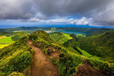 Miradouro da Grota do Inferno bakış açısı yakınlarındaki Sete Cidades manzarası, Sao Miguel Adası, Azores, Portekiz. Grota do Inferno bakış açısı Sao Miguel Adası 'ndaki Sete Cidades, Azores, Portekiz.