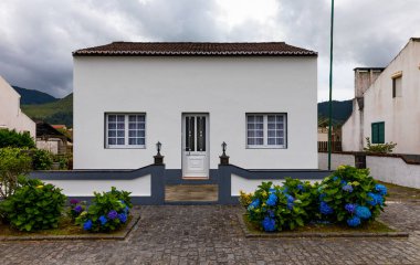 Geleneksel evler, Sete Cidades, Sao Miguel Adası, Azores. Sao Miguel Adası, Azores, Portekiz 'deki Sete Cidades köyünün güzel manzarası. 