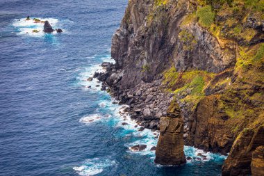 Azores panoramik doğal manzara manzarası, muhteşem manzaralı Portekiz adası. Volkanik kraterlerde ve yeşil alanlarda güzel göller. Turistik eğlence ve seyahat yeri. Azores, Portekiz.