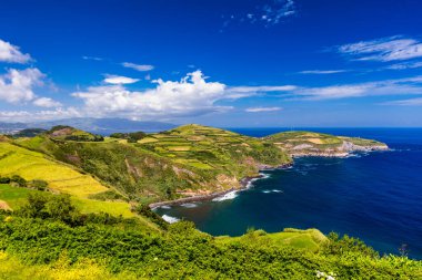 Miradouro de Santa Iria, Porto Formoso, Ribeira Grande, Sao Miguel, Azores, Portekiz 'in güzel kıyı manzarası. Santa Iria perspektifinden Sao Miguel adasının sahil şeridine. Azores. Portekiz