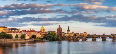 Çek Cumhuriyeti Prag 'da Vltava Nehri ve Charles Köprüsü