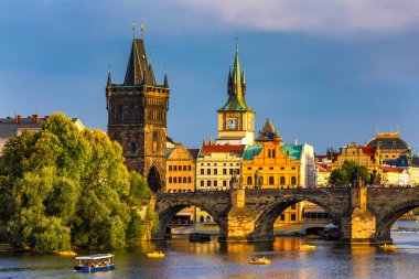 Çek Cumhuriyeti Prag 'daki Charles Köprüsü. Prag, Çek Cumhuriyeti. Charles Bridge (Karluv Most) ve Old Town Tower. Vltava Nehri ve Charles Köprüsü. Dünya seyahati, gezi ve turizm kavramı.