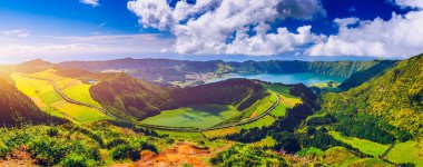 Miradouro da Grota do Inferno bakış açısı yakınlarındaki Sete Cidades manzarası, Sao Miguel Adası, Azores, Portekiz. Grota do Inferno bakış açısı Sao Miguel Adası 'ndaki Sete Cidades, Azores, Portekiz.