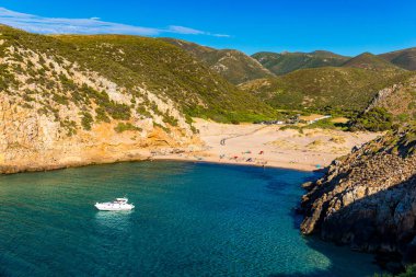 Cala Domestica plajı, Sardinya, İtalya. Sardunya Akdeniz 'deki en büyük ikinci adadır. Sardinya, Cala Domestica Sahili, İtalya. 