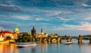 Çek Cumhuriyeti Prag 'daki Charles Köprüsü. Prag, Çek Cumhuriyeti. Charles Bridge (Karluv Most) ve Old Town Tower. Vltava Nehri ve Charles Köprüsü. Dünya seyahati, gezi ve turizm kavramı.