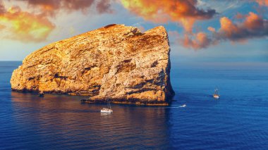 İtalya, Sardinya 'daki Isola Forada' daki Capo Caccia 'dan görüntü. İtalya 'nın Sardunya adasındaki Alghero kasabası yakınlarındaki 