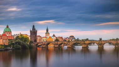 Prag şehri ve Çek Cumhuriyeti 'nin Prag Eski Kentinde Charles Köprüsü
