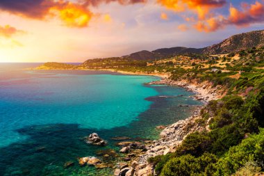 Sardinya, Villasimius yakınlarında Piscadeddus Sahili 'nin güzel turkuaz suyu ve beyaz kumu. Güzel turkuaz su ve Piscadeddus Sahili 'nin beyaz kumu, Villasimius, Sardinya yakınlarında..