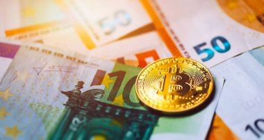 Bitcoin kripto para birimi (kripto para birimi) Euro parası üzerinde. Altın Bitcoin sembolü. Bitcoin (BTC) şifreleme para birimi.
