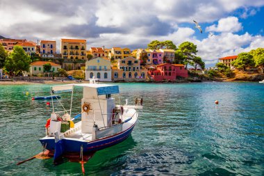 Yunanistan 'ın Kefalonya kentindeki Assos köyünde güzel renkli evleri olan Akdeniz' deki turkuaz renkli körfez. Akdeniz 'de renkli evleri olan Assos kasabası, Yunanistan. 