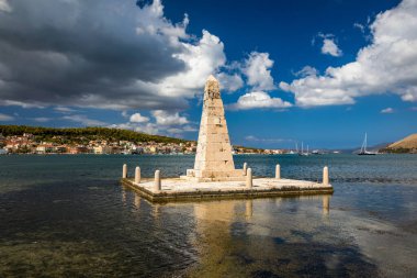 Kefalonia adasındaki Argostoli şehrindeki De Bosset Köprüsü manzarası. De Bosset Köprüsü Argostoli, Kefalonia 'da göl kenarında. Argostoli, Kefalonia, Yunanistan 'daki Obelisk ve de Bosset köprüsü
