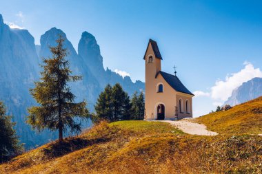 Passo Gardena 'daki San Maurizio Şapeli, Güney Tyrol, İtalya. San Maurizio ve Dolomiti dağlarına giden küçük beyaz şapele bakın. Güney Tyrol, İtalya Gardena Geçidi 'ndeki San Maurizio Şapeli..