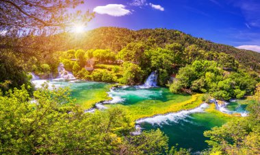 Şelaleler Krka, Ulusal Park, Dalmaçya, Hırvatistan. Krka Ulusal Parkı manzarası, Roski Tokat konumu, Hırvatistan, Avrupa. Akdeniz ülkelerinin güzel dünyası. Seyahat konsepti arka planı.