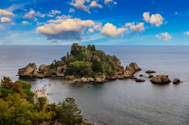 İtalya, Sicilya, Taormina 'daki Isola Bella' nın hava manzarası. Isola Bella İtalya, Sicilya, Taormina yakınlarında küçük bir adadır. Adayı İyon Denizi 'nin masmavi sularındaki Taormina sahiline bağlayan dar bir yol var.. 