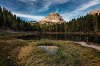 İtalya 'nın Belluno ili Dolomites bölgesinde yer alan Antorno Gölü (Lago di Antorno). Antorno Gölü, Lavaredo 'nun Üç Tepesi, Antorno Gölü ve Tre Cime di Lavaredo, Dolomitler, İtalya.