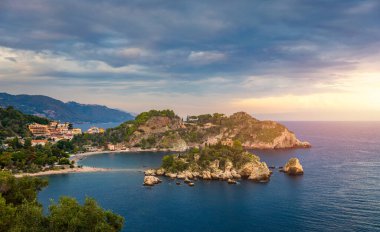 İtalya, Sicilya, Taormina 'daki Isola Bella' nın hava manzarası. Isola Bella İtalya, Sicilya, Taormina yakınlarında küçük bir adadır. Adayı İyon Denizi 'nin masmavi sularındaki Taormina sahiline bağlayan dar bir yol var.. 