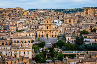 Modica, Sicilya, İtalya manzarası. Modica (Ragusa Eyaleti), Barok kasabasının manzarası. Sicilya, İtalya. Yukarıdan antik şehir Modica, Sicilya, İtalya