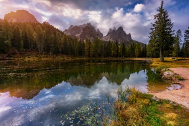 İtalya 'nın Belluno ili Dolomites bölgesinde yer alan Antorno Gölü (Lago di Antorno). Antorno Gölü, Lavaredo 'nun Üç Tepesi, Antorno Gölü ve Tre Cime di Lavaredo, Dolomitler, İtalya.