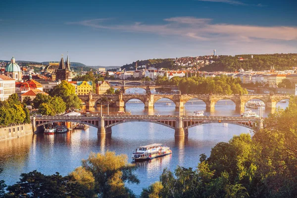 Letecký Pohled Staroměstskou Přístavní Architekturu Karlův Most Přes Řeku Vltavu — Stock fotografie